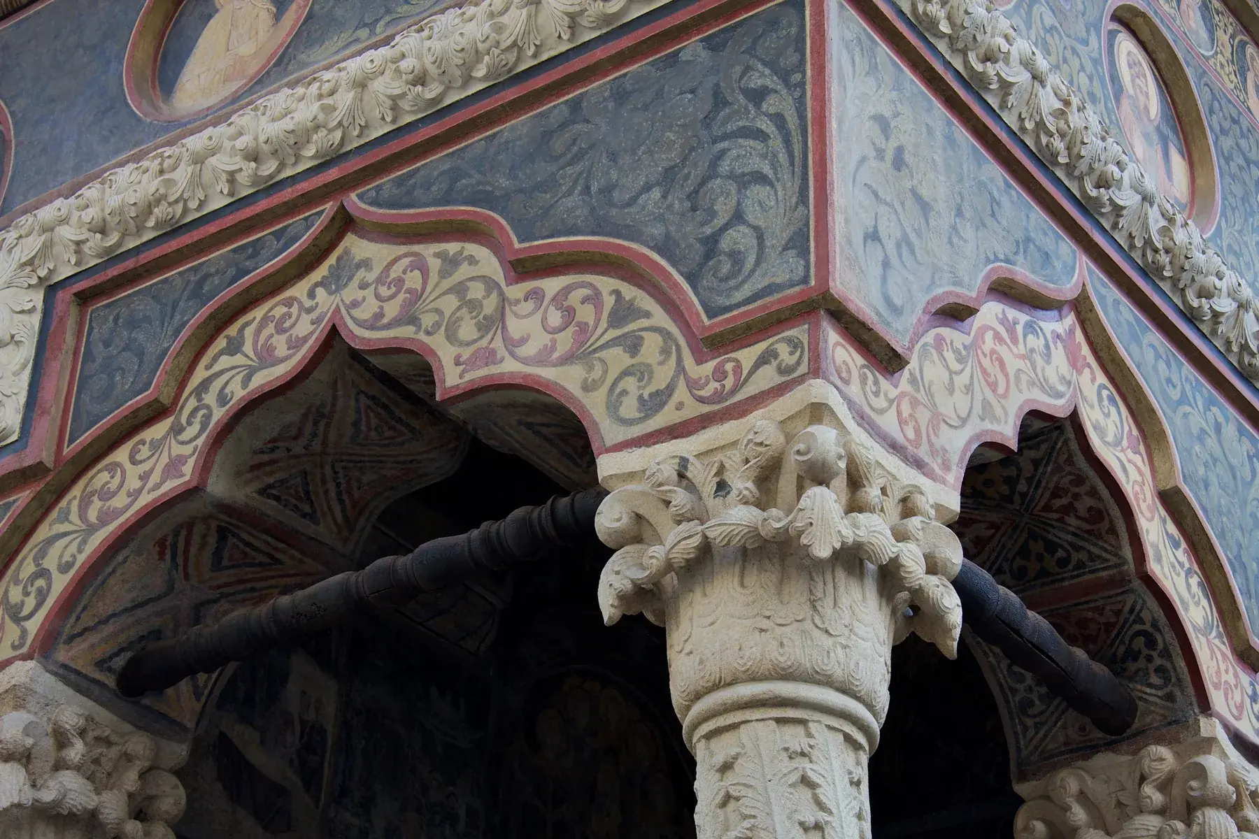 Colonnes de pierre sculptée et arcades peintes de l’église Stavropoleos à Bucarest